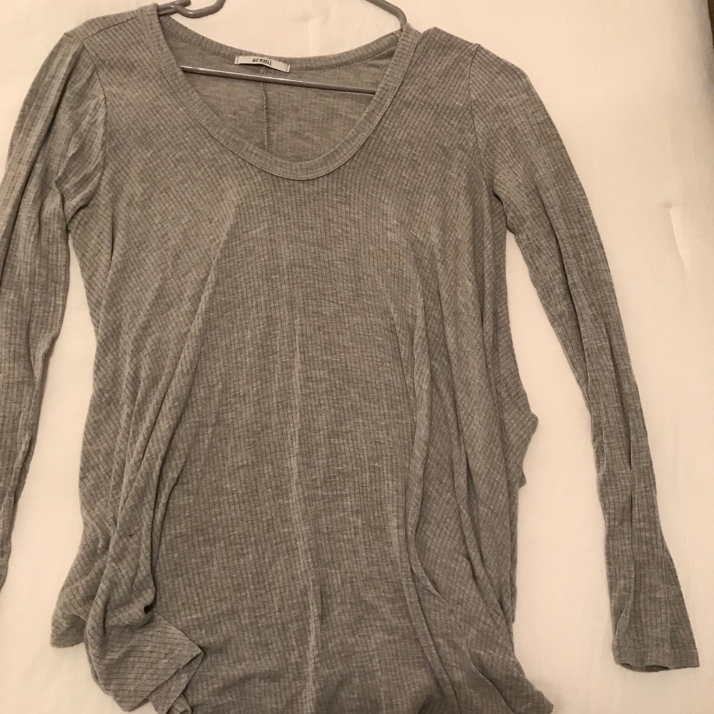 Basic scoop neck, ribbed shirt.